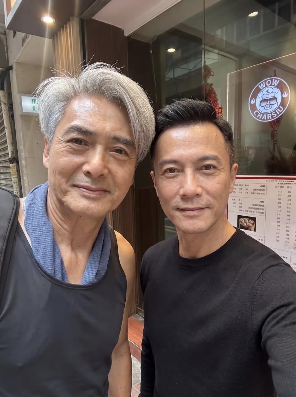 71岁周润发现身香港九龙城一间腊味店买叉烧，他一个人驾着豪车现身街头，没有保镖和