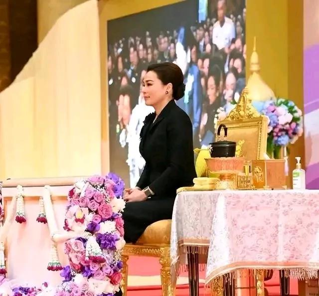 王后就是王后，这威仪和排场绝对是独一份，谁也比不上。日前，苏提达独自出席了妇女