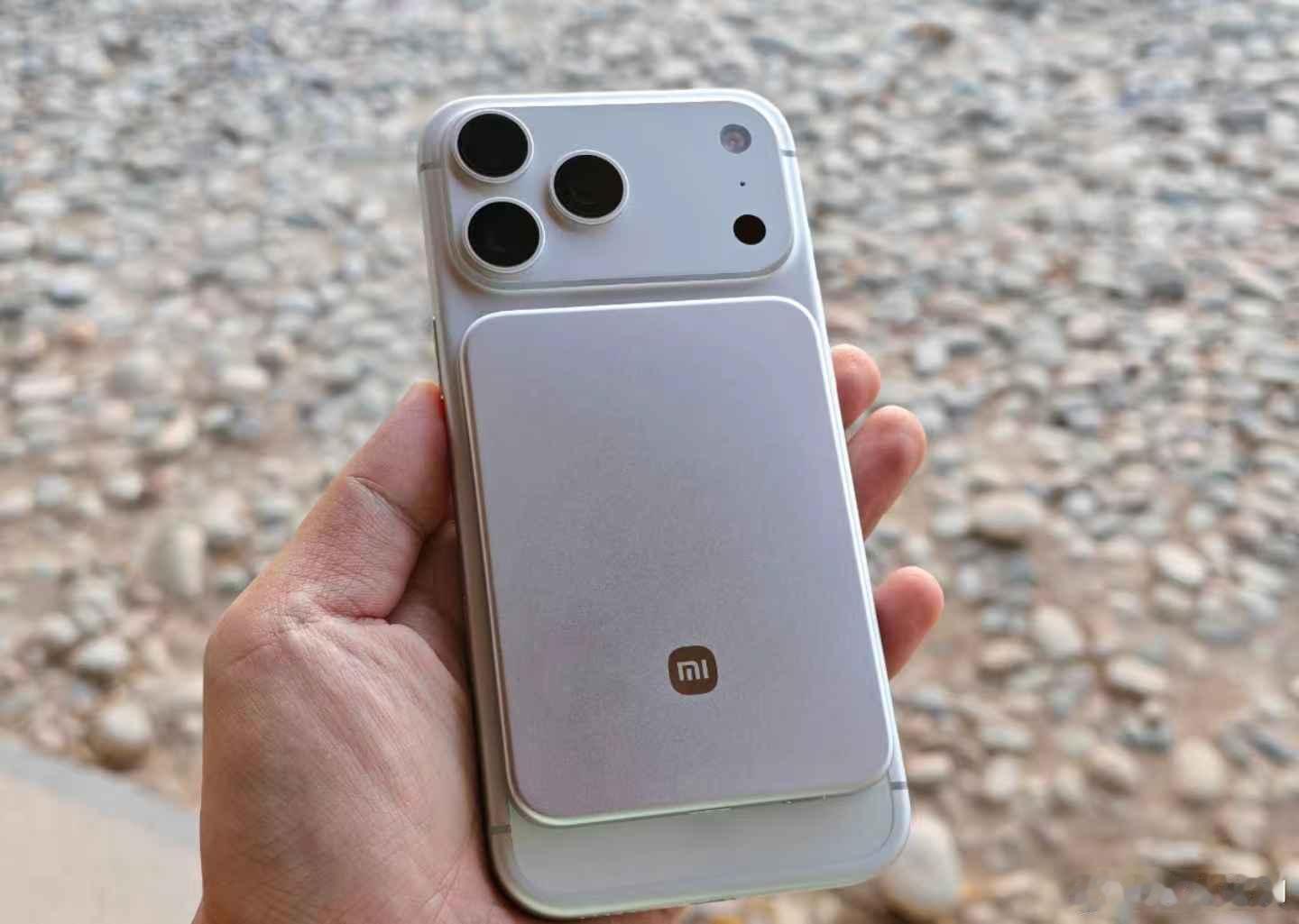 iPhone17ProMax配上这个小米磁吸充电宝，真是毫无违和感！​​​