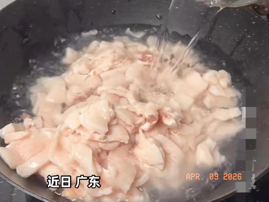 近日广东广州，一23岁女孩在家里熬猪油，把猪肉切好后，倒入锅中准备熬制，谁料，刚