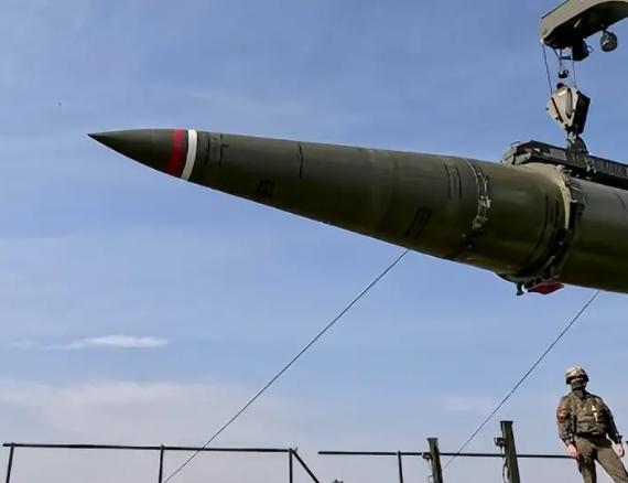 最近日本那边又整出点热闹，刚刚还在高喊要“强化防卫”“提升反击”，结果美国这位“