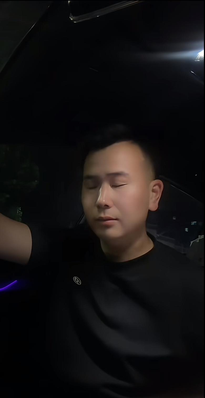 陈亚男，帅气十足的老公郭新鹏，面相不错，耳朵很大。他也想着吃互联网这碗饭，估计这
