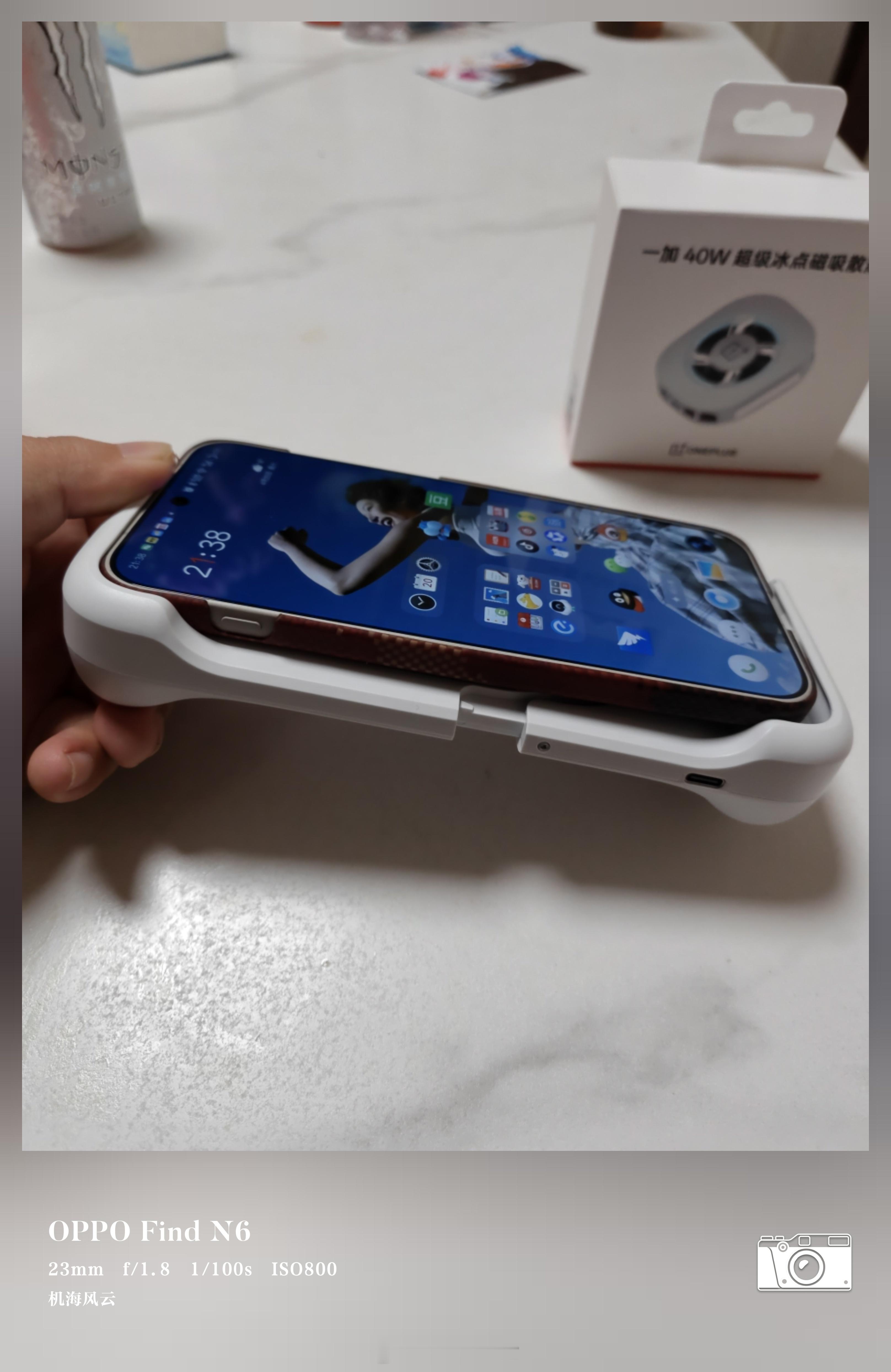 好奇害死猫啊！我把一加15装进枪神游戏手柄里了，然后卡住拿不出来了