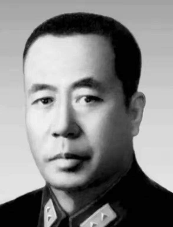 1949年，中将陈宝仓瞒着身份潜进来，干卧底，眼看要露馅，连夜把老婆孩子塞去香港