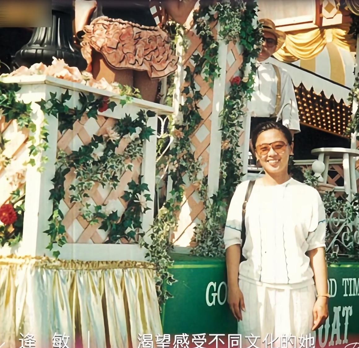 黄圣依姐姐送她出国当天哮喘病发去世。  这突如其来的噩耗，像一道无法逾越的坎