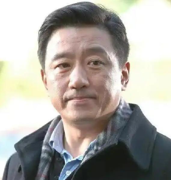 胶片烧到一半，导演把男主角轰出了片场。1997年，剧组拍着拍着主演突然罢演。