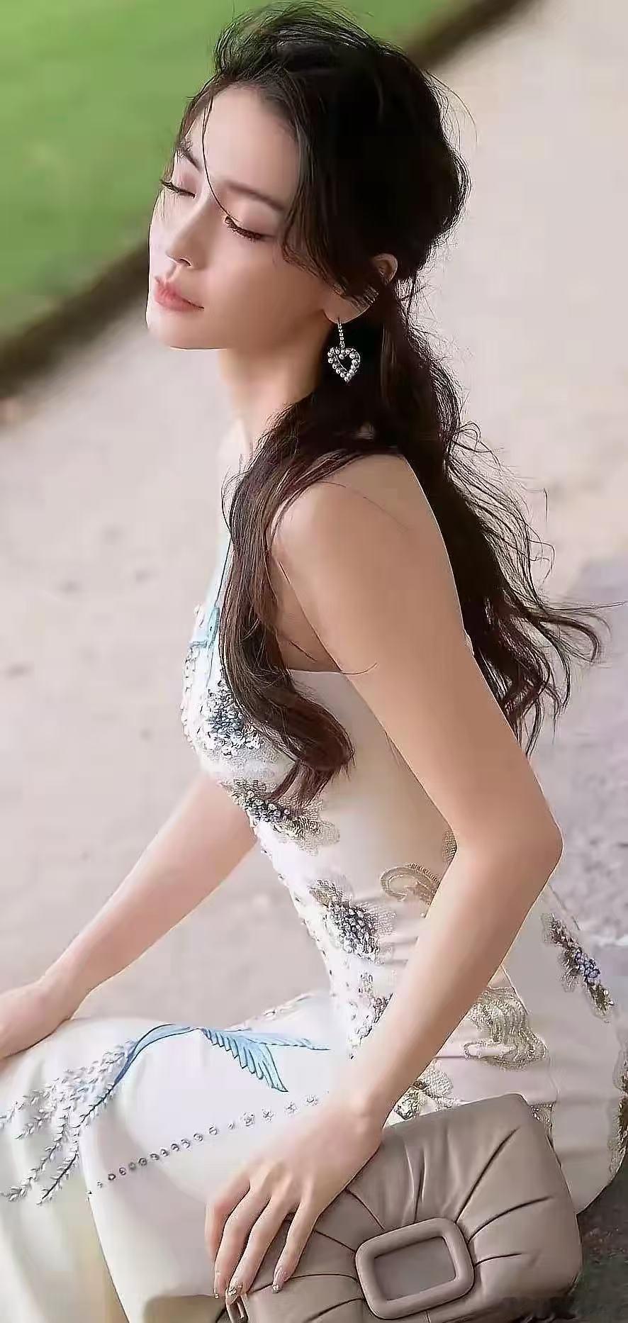 杨颖这组写真好惊艳，温柔又有力量，状态太能打了！​​​