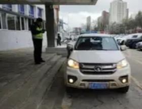 寒风中，父子俩捂着受伤的手冲到警车前，交警疾驰5分钟护送二人就医。1月的武汉经开