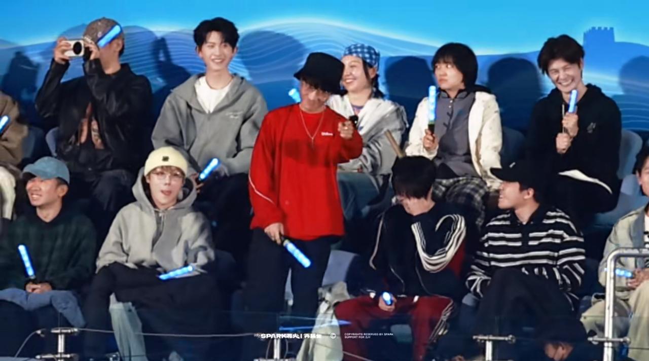 张杰今晚鸟巢演唱会王铮亮、陆虎来了。注意看观众席有两位欢快比心的歌迷很眼熟，原