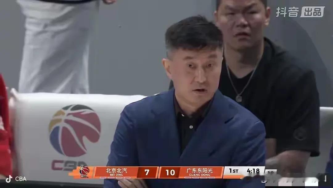 杜峰应该下课了！去年0-3被山西男篮横扫出局，今年1-2被北汽队淘汰出局，连续