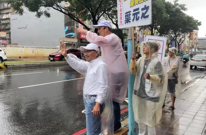 侯友宜终于出手！今早陪同叶元之路口拜票726罢免投票倒数一天，新北市长侯友宜今