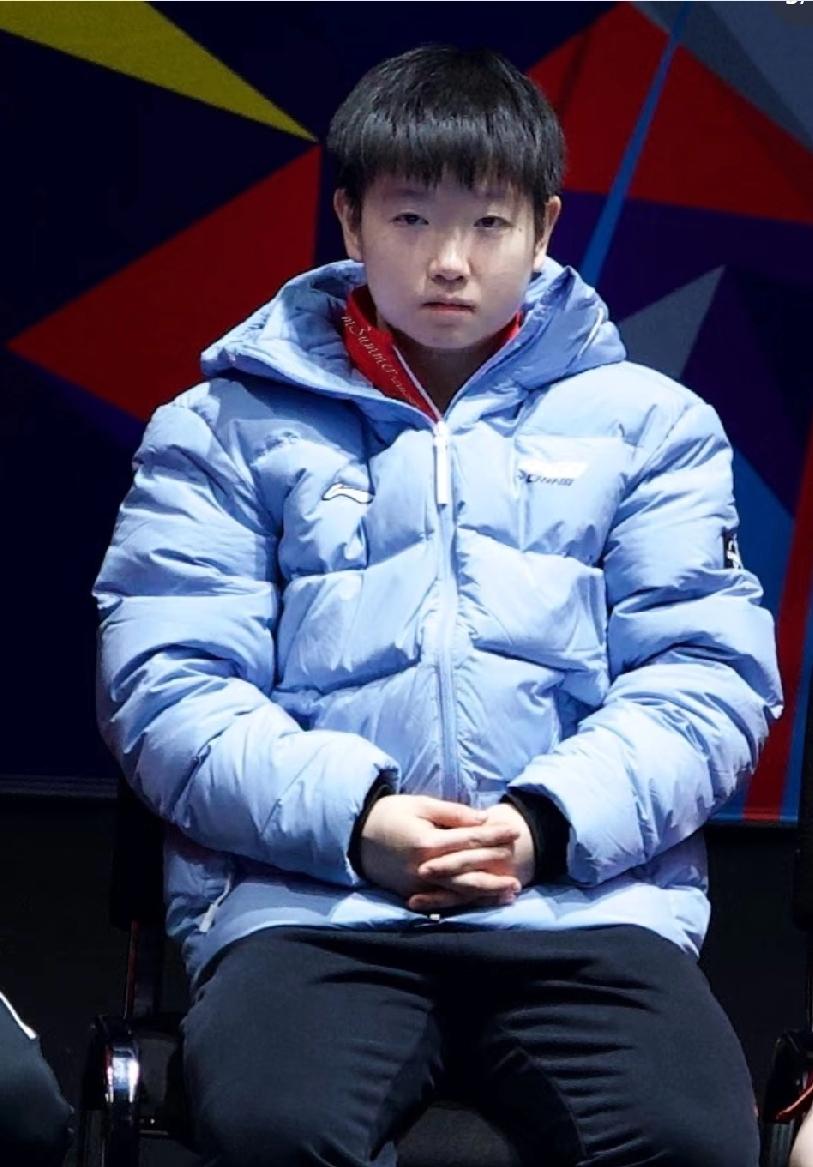 伦敦世乒赛：穿蓝羽绒服的莎莎，萌化全场伦敦世乒赛的看台上，裹着浅蓝色羽绒服