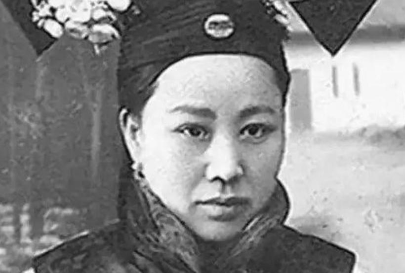 当溥仪的乳娘有2个规矩：一是喂奶，二是“毫无人性”！1908年，奶妈跟着溥仪一起