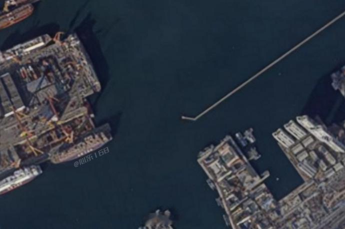 北方某地004新卫星图来了舰首水线下的模块已基本吊装完毕，就剩舰尾了图二是美国