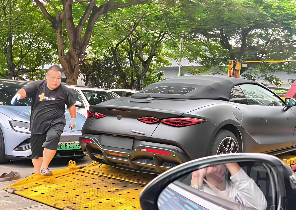 全新腾势Z敞篷版真车来了！实车颜值直接拉满，流畅超跑线条丝毫不输保时捷911，颜