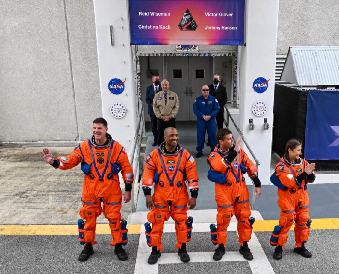 从这次美国只能掠过月球的行为，完全可以证明，五十年前的所谓载人登月就是一场彻