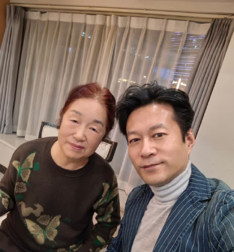 谭凯52岁了，依然单身他把妈妈带在身边，妈妈是真的享福妈妈被照顾