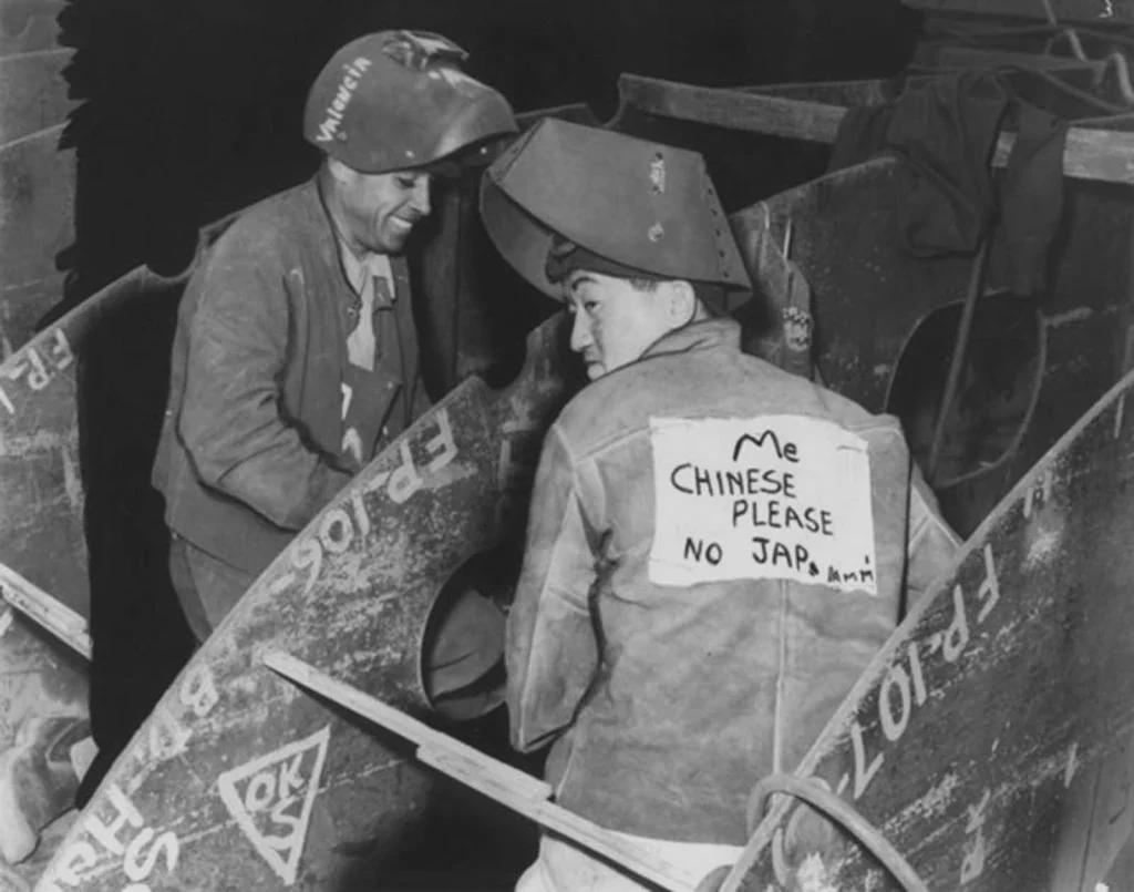 1942年，二战期间，洛杉矶，一位华裔工人在背后写着“我，中国人，谢谢，不是小日