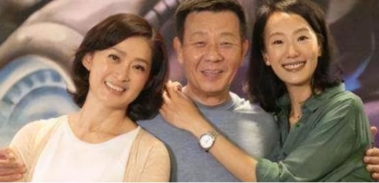 “两个老婆太累了，大家不要学我。”1996年，寇世勋将健美小姐许黎丹带回家，对妻
