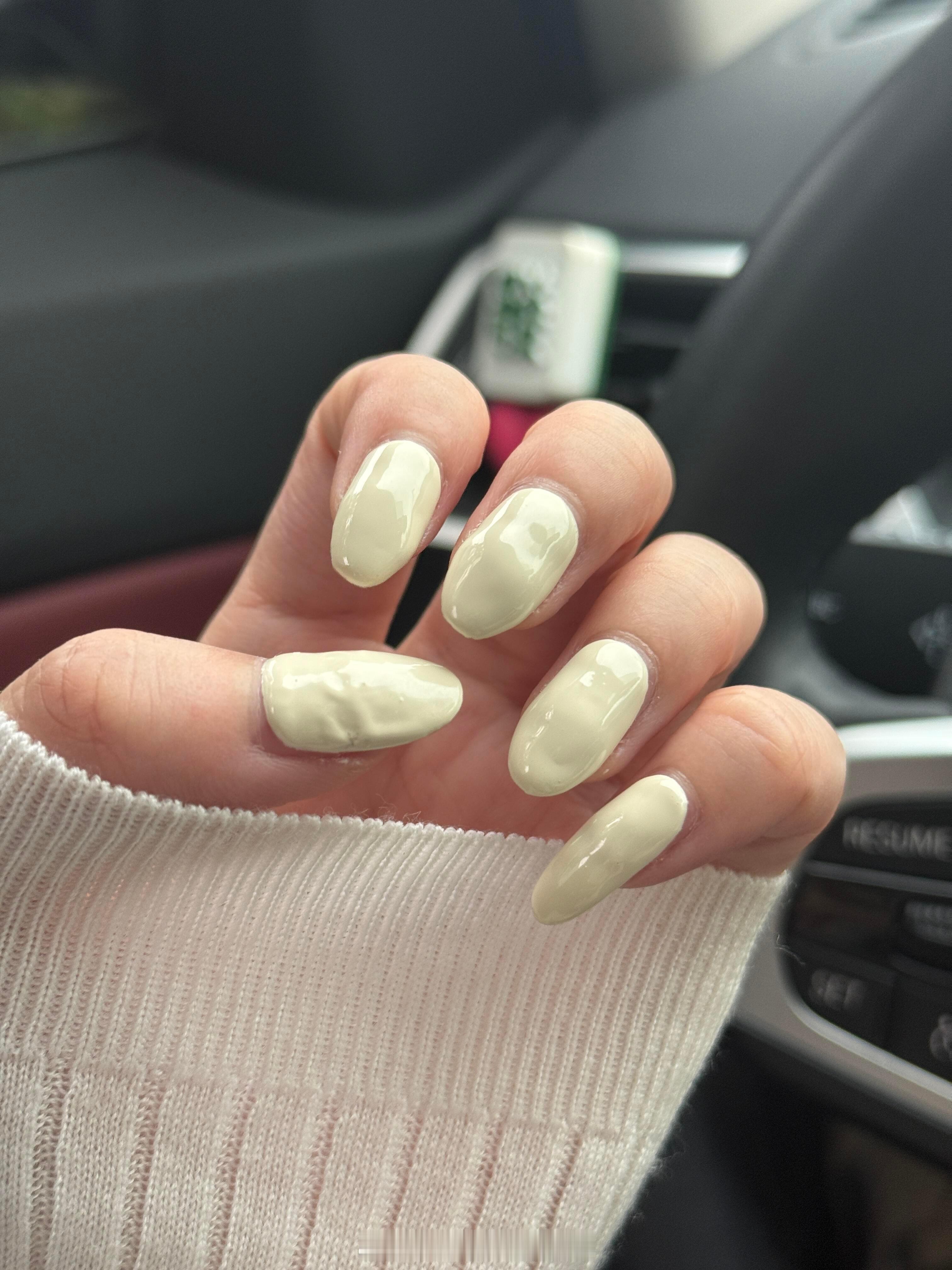 做到了奶皮子美甲虽然纯白色美甲难做但这也太离谱了甚至隔了好几天扣开里面胶都没干