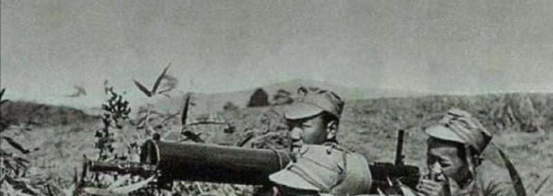 1938年，因我军待俘虏，两个日本兵有恃无恐还挑衅我军战士。突然，排长肖万世上前