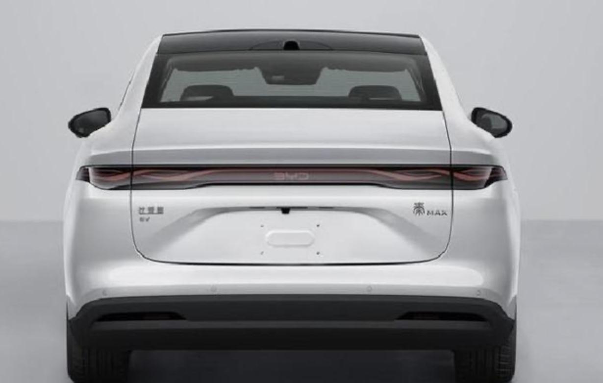 比亚迪的走量代表车型秦在变大的路上一路狂奔，最新的“大秦”车身长度已经突破4.8