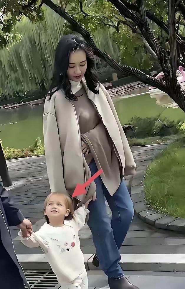 王鸥女儿三岁美成洋娃娃。大眼睛灵动澄澈，精致的尖下巴搭配高挺鼻梁，五官十分出挑。