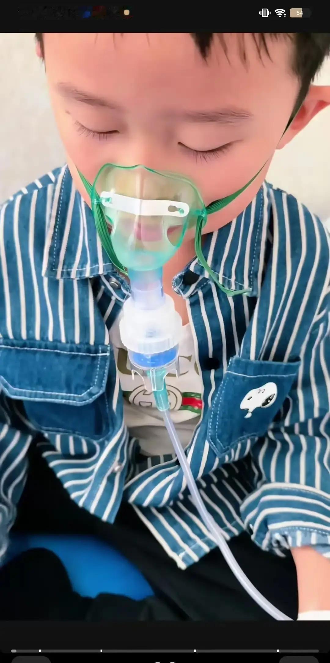 航航发烧住院那天，我陪着二丫守到半夜，她爸妈连个电话都没打。第二天华强两口子拎