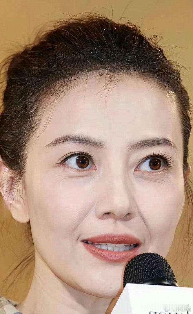 直面高清镜头，高圆圆的颜值依旧稳稳在线。
