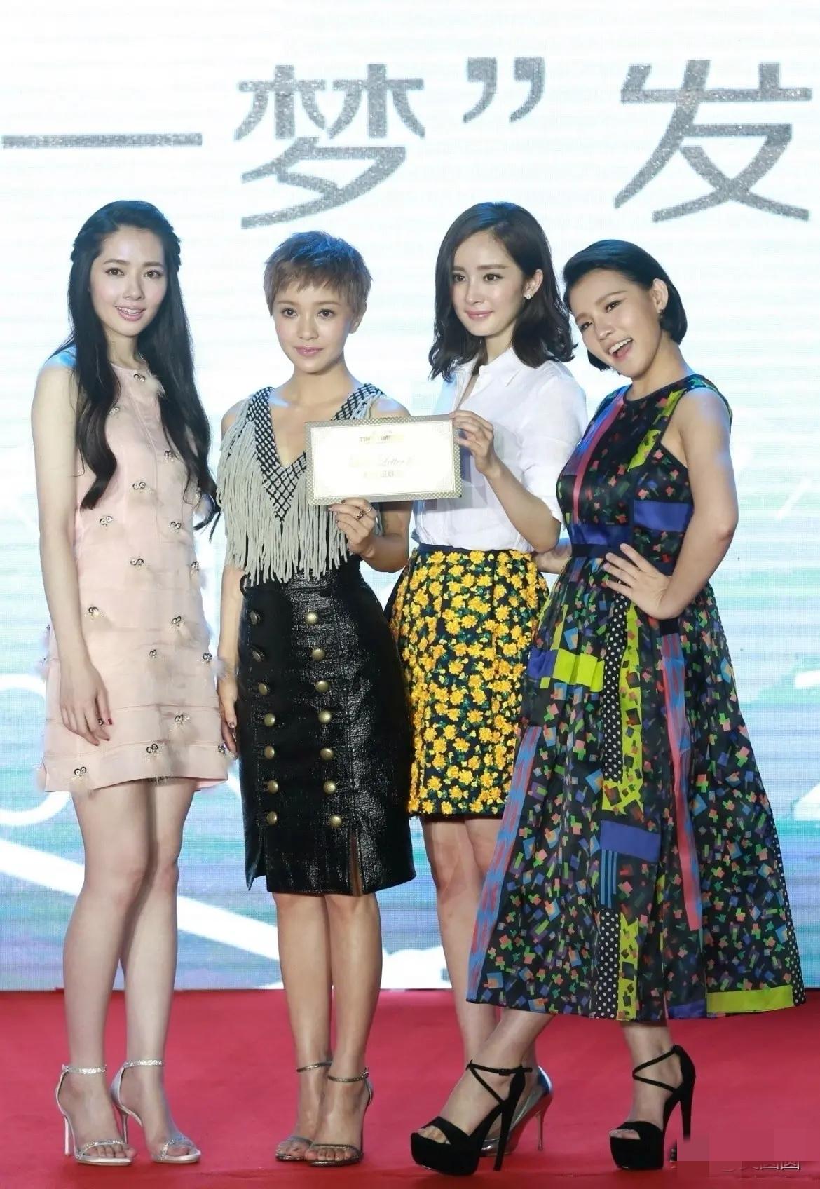 《小时代》四姐妹剧外亲密合照唯有谢依霖，真真是剧里可爱单纯的唐宛如模样，毫无违