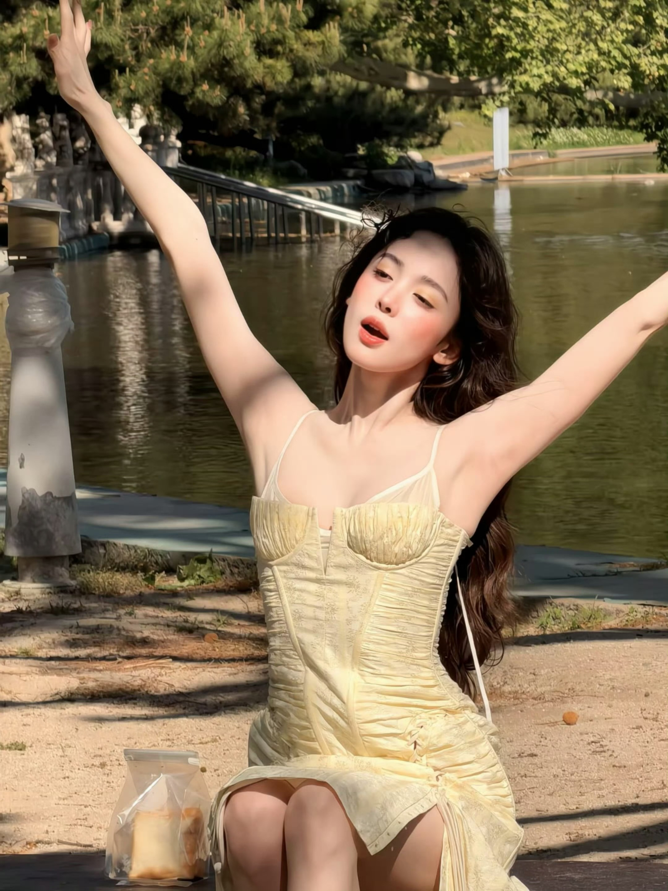 娜扎这小卷毛发型好少女啊！享受日光的拥抱，惬意自在～