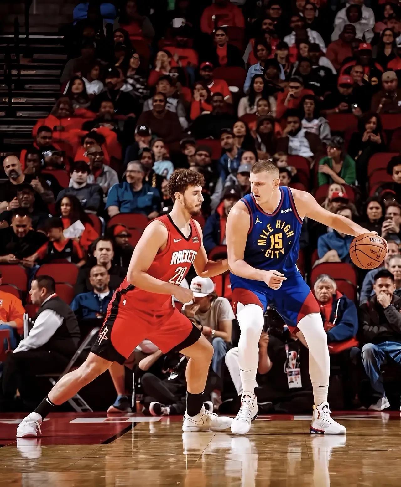 申京现在就像“丐版”的约基奇！比较2人的数据：约基奇场均28.8分13.1板1