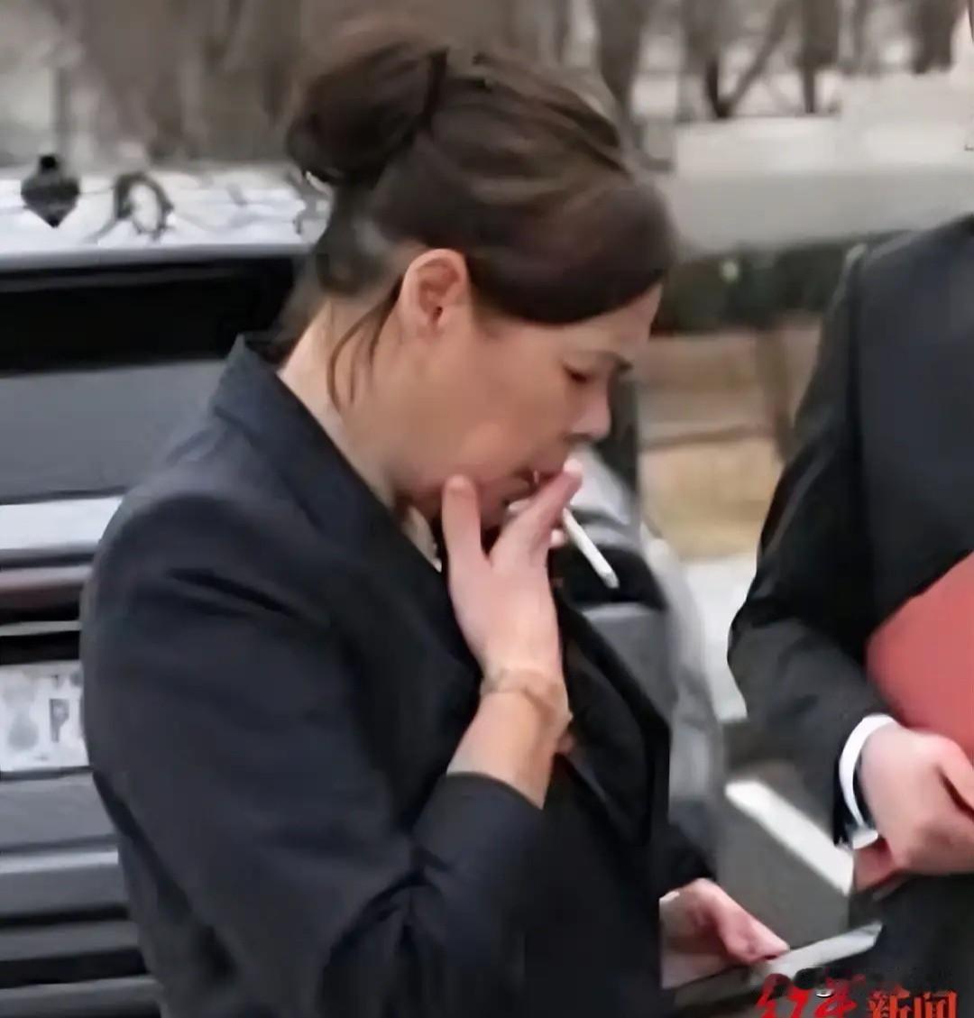 白宫门外吞云吐雾格陵兰女外长哽咽诉压力顶不住格陵兰女外长维维安会谈后白宫