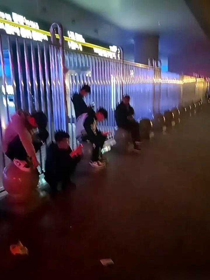 午夜十二点，郑州东站的大喇叭最后一遍播报结束。灯，一排排地灭了下去。几个穿着制