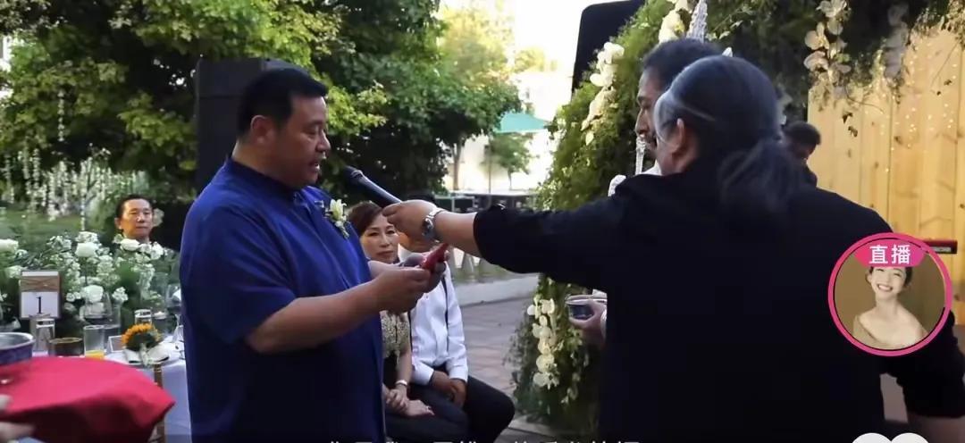 当年万千惠爸爸在女儿的婚礼对同龄的女婿三宝笑容满面说：“你是我万里挑一的乘龙快婿