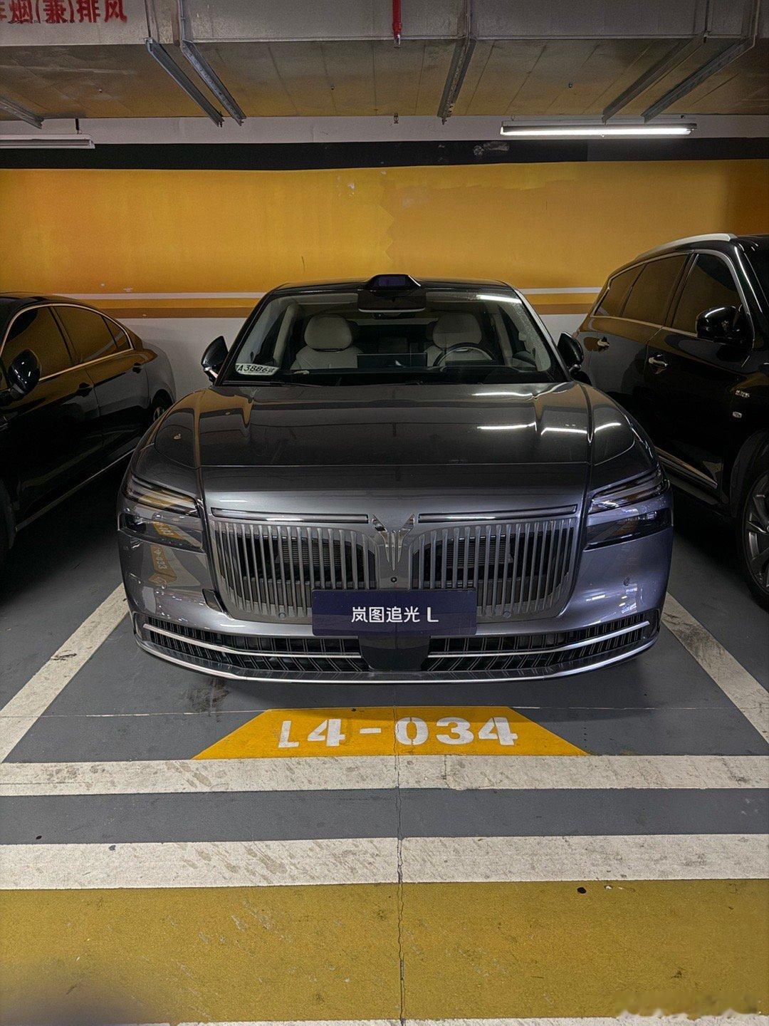地库看到一台岚图追光L，这个灰色感觉不输双拼色啊