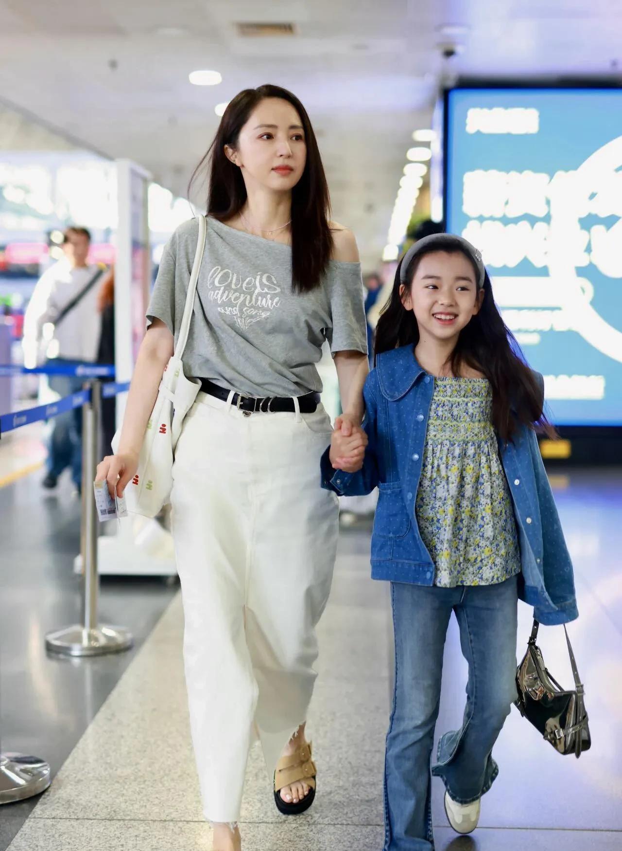 董璇带女儿小酒窝现身机场，面对粉丝镜头，6岁的小酒窝美得就像小公主——扎着丸子头