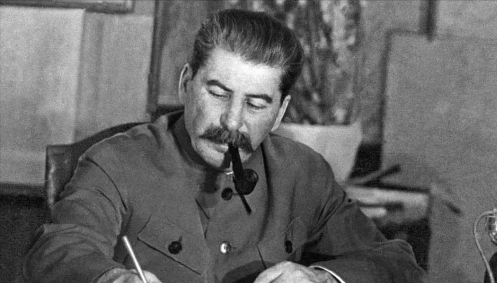 1937年冬天，苏联。17岁的奥尔佳被叫进一间办公室。门外，是她再也回不去的教室