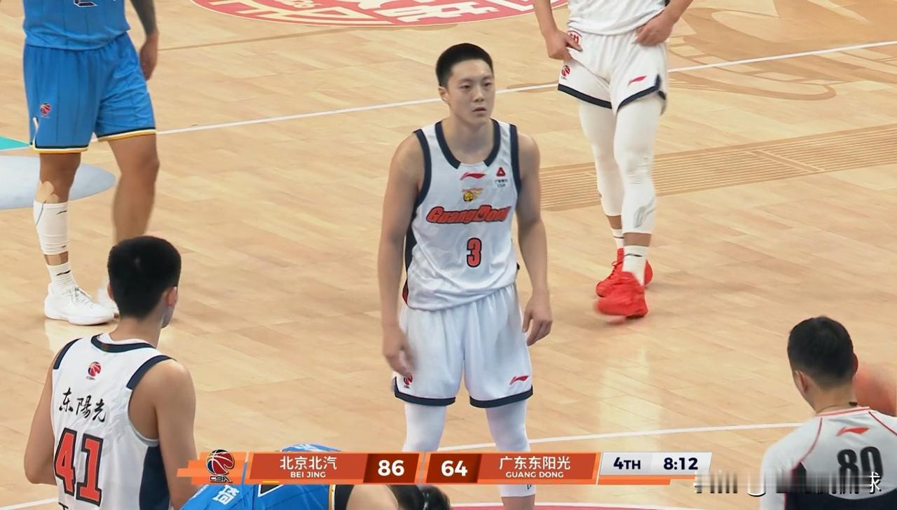 我真是被广东东阳光球星胡明轩给气疯了，他的场上正负值简直低的可怜！在今天广东东阳