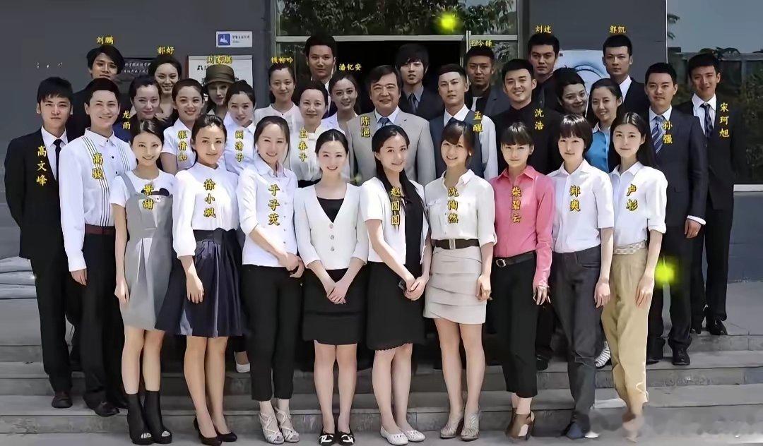 景甜毕业于北电07级表演班，班里同学有《麻雀》腹黑女王叶琳，《夏至未至》饰演程七