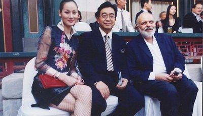 2005年，59岁的画家陈逸飞突然离世，30岁的娇妻宋美英在查看陈逸飞留下的保单