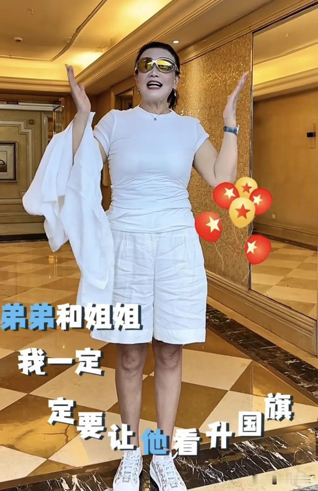 张兰说要带玥玥和小霖霖看升国旗，让他们感受那个氛围。张兰对孙子孙女的教育是言传身
