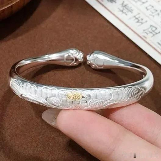 有一种男人就是情场高手，别看他模样不咋滴，经济条件还不好，听闺蜜说；他的身