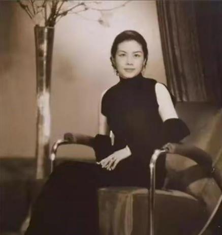 1935年，一妓女恳求37岁张伯驹：“带我走吧！我还是清白之身！”张伯驹递给老鸨