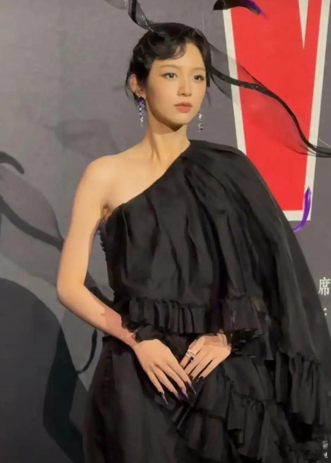 周也三杀周也🥥真的好看吗？一直吹神颜，但看起来就是很普啊，眼睛很一般（无神加上