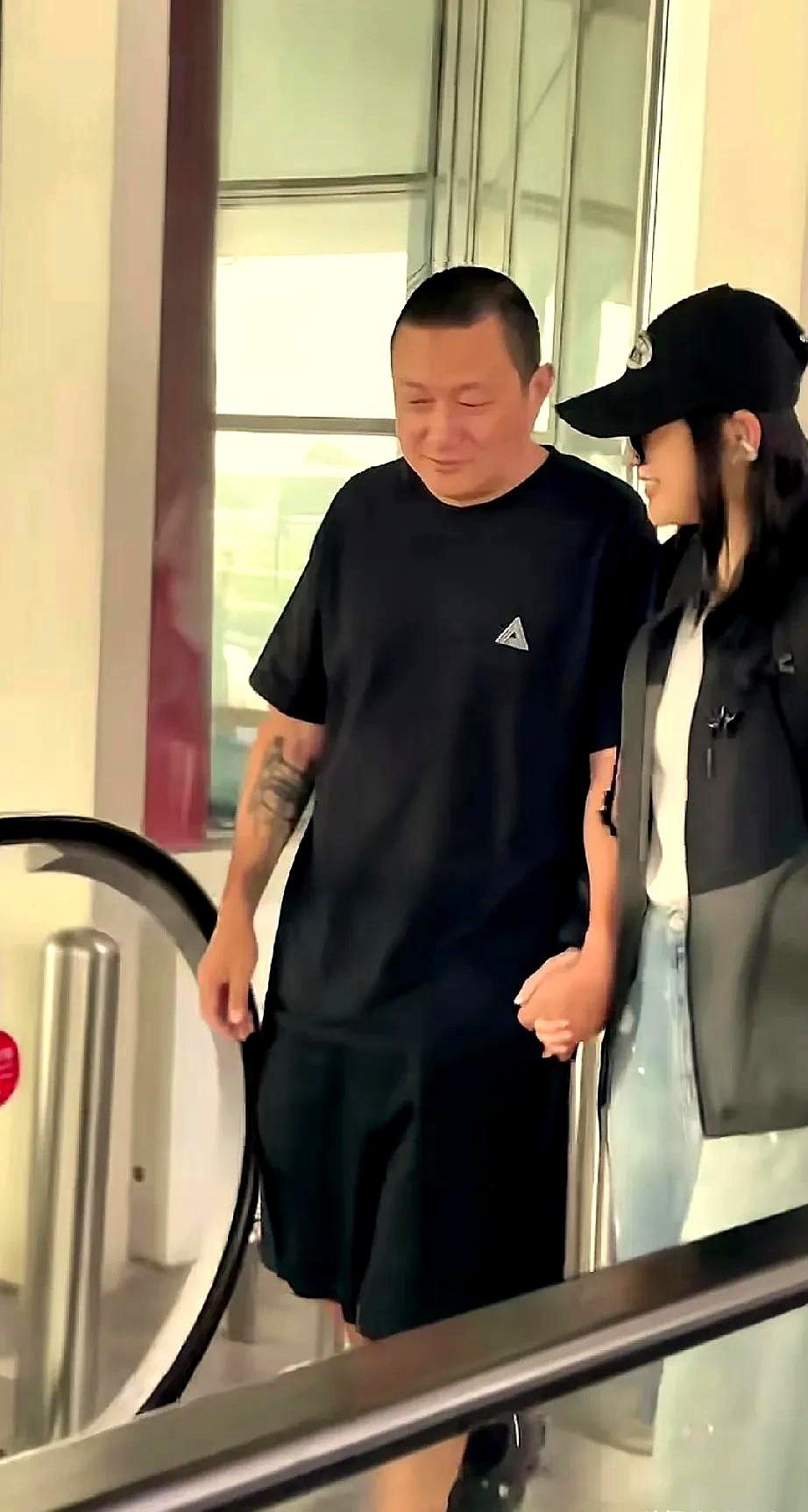 梅婷回北京，老公曾剑机场接机，两人挽着手有说有笑，甜甜蜜蜜，着实让人羡慕。曾