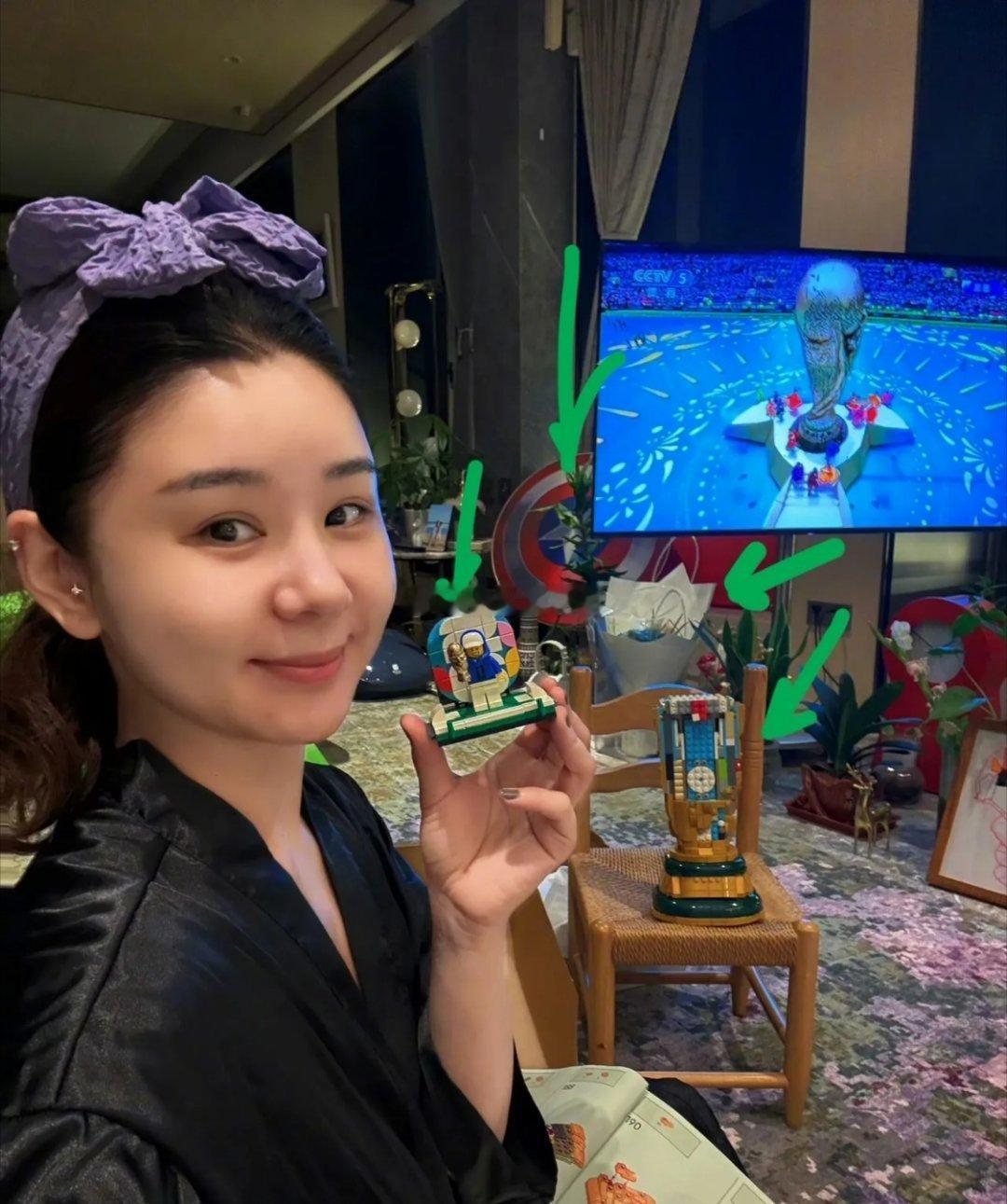 李小萌连续6年陪王雷看世界杯，41岁素颜似少女，陪伴才是最长情的告白！