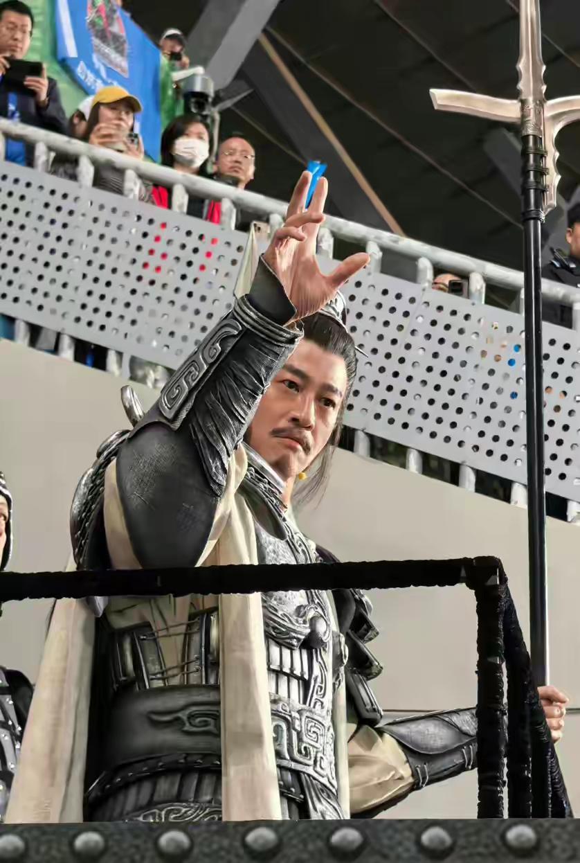 现在最清醒的人就是何润东了当记者采访问他宿迁球赛为何不骑马上场，他笑着说: