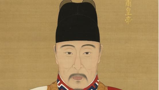 1564年，严世蕃正在吃饭，锦衣卫却破门而入，怒吼着：“严世蕃你害人无数，今天就