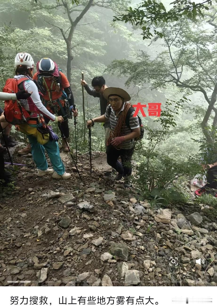 程梦圆是被两个哥哥亲自抬下山的，这也是整件事最让人绷不住的一幕，找到程梦圆的地方
